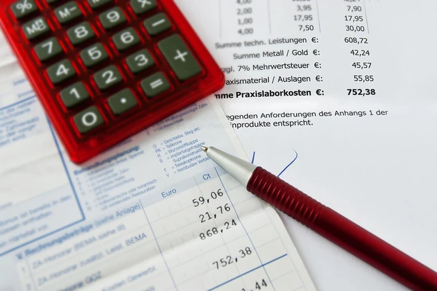 Versicherung_Taschenrechner_Stift_43053557-CS.jpg (Bild: ©Pixelot - stock.adobe.com)