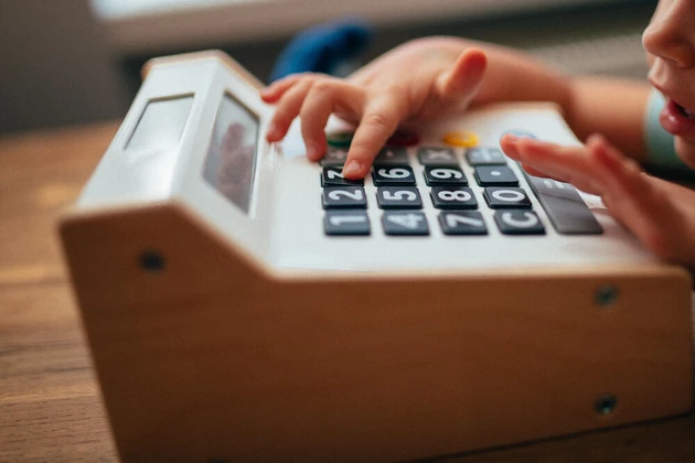 D Kindergarten.jpg (Bild: Closeup of the girl playing with the calculator / Nenad Stojkovic / CC CC BY 2.0)