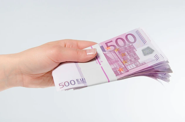 D Geld wird übergeben_40888676-cs.jpg (Bild: ©frankdaniels.de - People & Eventfotografie - adobe.stock.com)